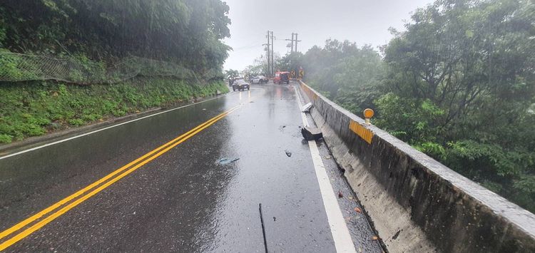 蘇澳鎮台9線117K新澳隧道北上出口處發生落石砸車意外。翻攝畫面