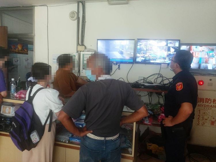 黃女與警方透過監視器，查對失蹤母親的行蹤。台東分局提供