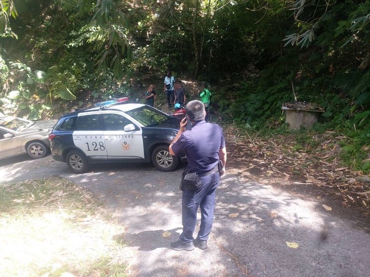 警方與當地巡守隊上山搜救。台東分局提供
