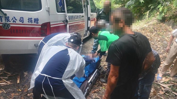 消防人員協助將失蹤者送醫。台東分局提供