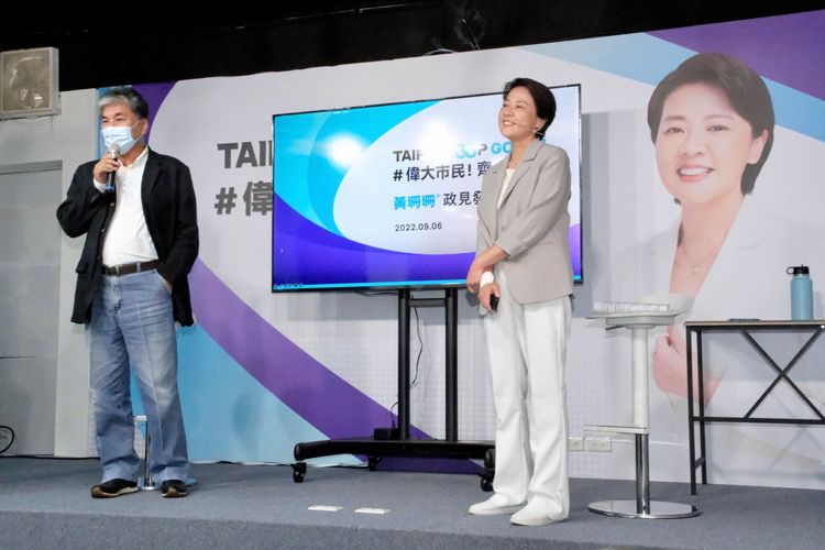 台北市長參選人黃珊珊(左)、黃珊珊競選團隊政策總顧問李鴻源。陳志淵攝