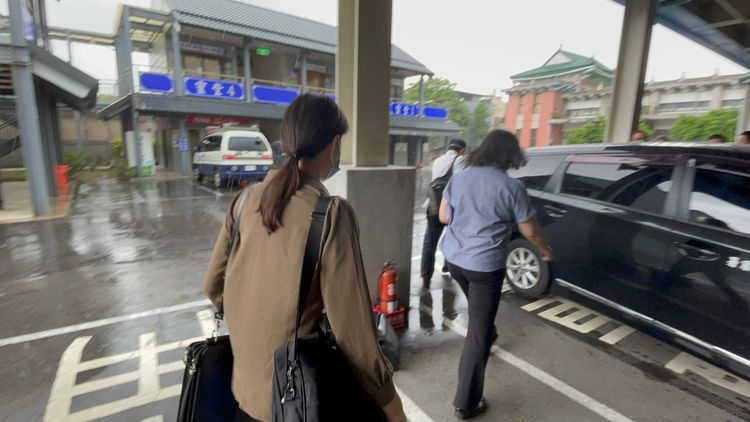 檢察官相驗後匆匆離去。張沛森攝