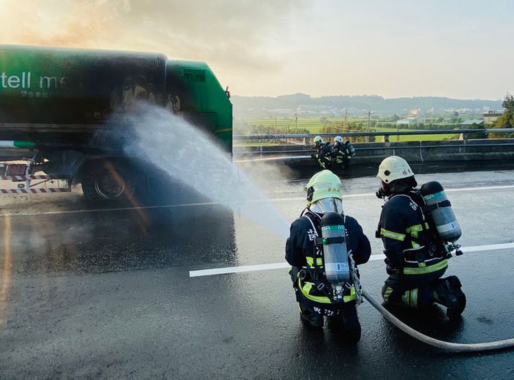 救災人員迅速佈水線灌救降溫，槽體幸運未發生爆炸。民眾提供