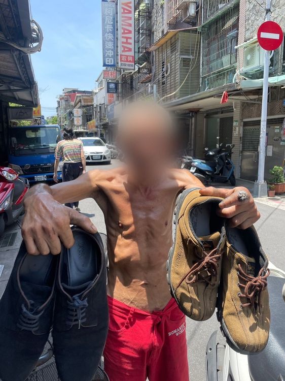 張男順手竊取民眾擺放在門外的 2雙男鞋。翻攝畫面