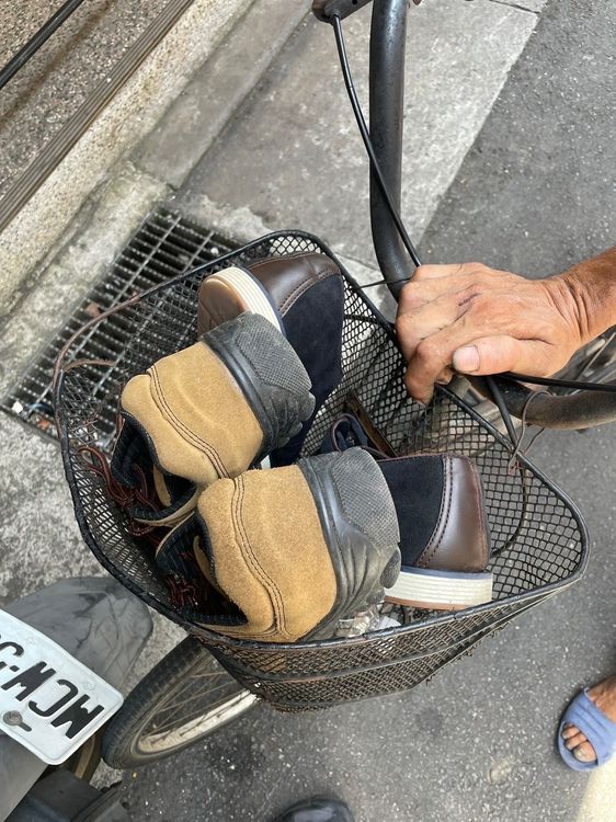 張男偷鞋後，將贓物至於自行車置物籃裡。翻攝畫面