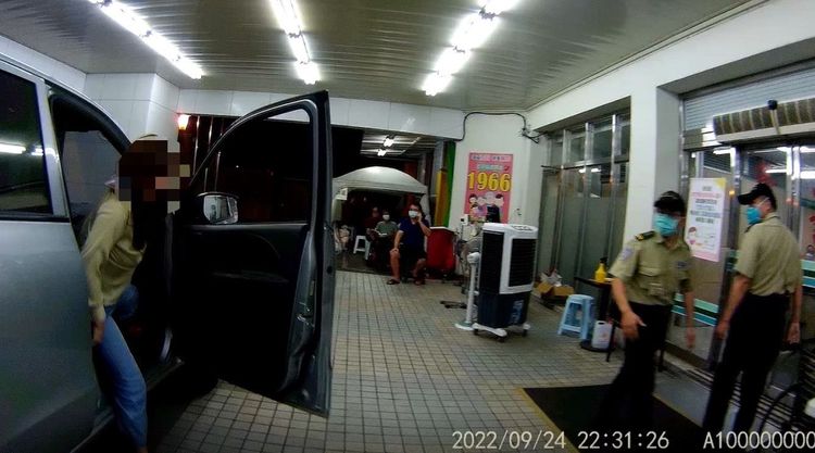在警方協助下，婦人安全抵達醫院就醫。警方提供