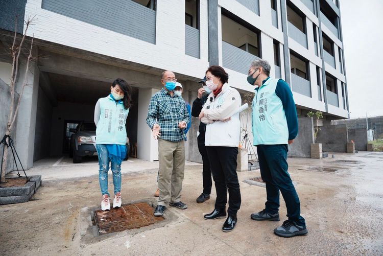賴香伶會勘草漯重劃區。賴香伶競辦提供
