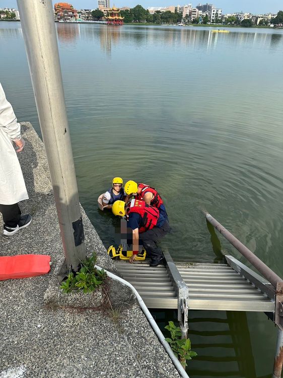 消防人員將男子打撈上岸。讀者提供