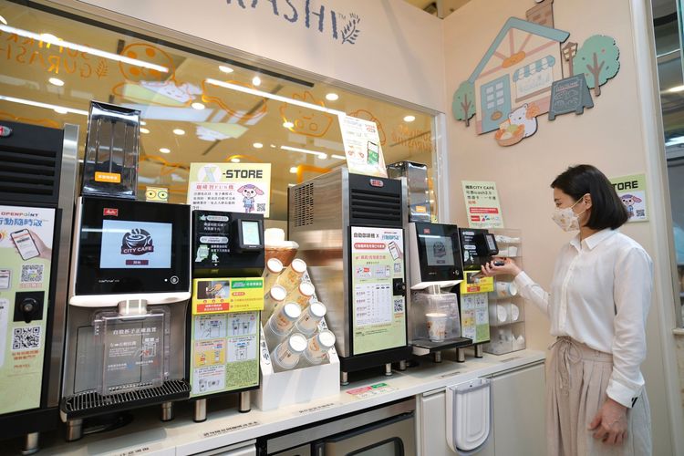 咖啡機智Fun機新增《OPEN POINT》行動隨時取功能，掃描條碼即可兌換。陳志淵攝