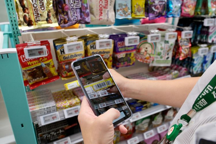 以《X-STORE》App掃描商品或貨架條碼，就能將商品加入購物車，並連結到OPEN錢包、icash Pay結帳。陳志淵攝