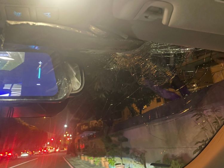 掉落的鐵條插進張姓男子汽車的前擋風玻璃，令人怵目驚心。讀者提供