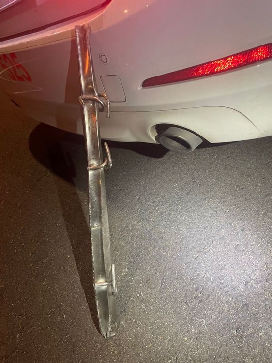 插進張姓男子汽車前擋風玻璃的鐵條，長度超過30公分。讀者提供