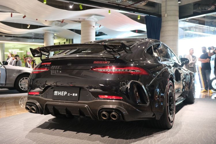 超狂寬體與誇張尾翼，讓這部Brabus Rocket 900的外型相當霸氣。陳志淵攝