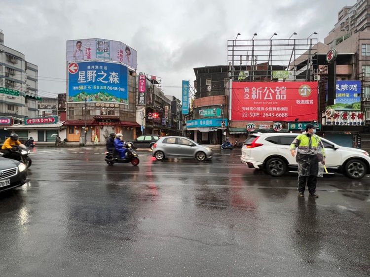 為了緩解塞車，汐止分局動員警力，於各路口指揮疏導。翻攝畫面