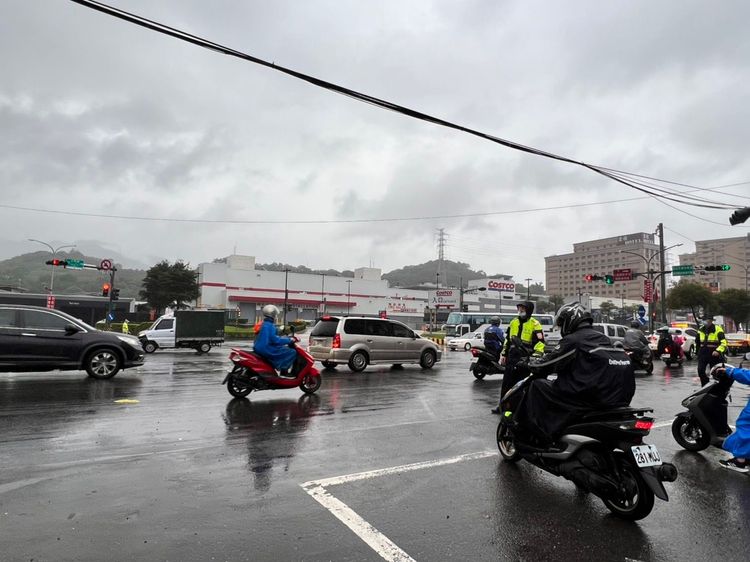 汐止分局動員大批警力，於尖峰時段，紓解塞車狀況。翻攝畫面