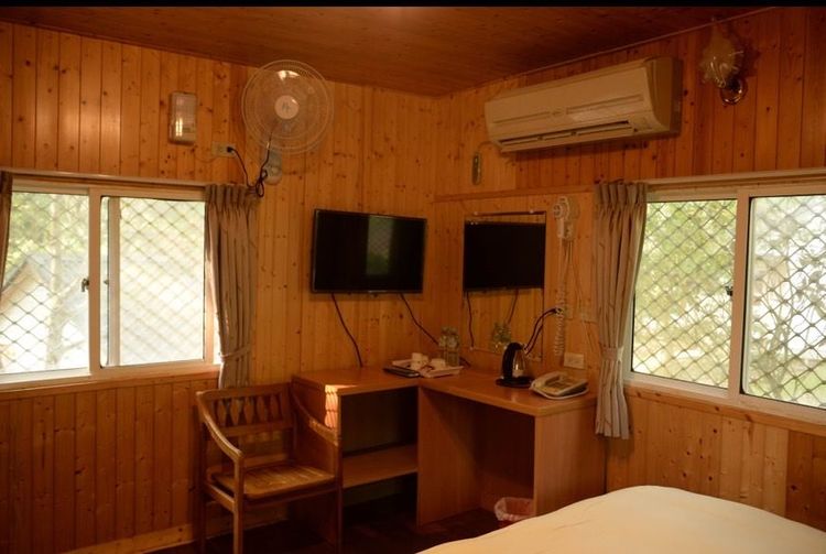 小木屋內部採用全木製裝潢。東勢林場提供