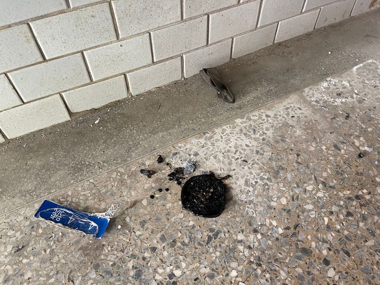 簡女在現場留下縱火用的打火機。翻攝畫面