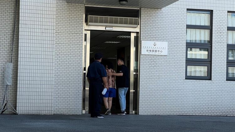 醫院進出門口各有保全員維護安全。魏嘉良攝