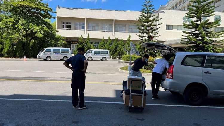 擔任車管保全在車道上維護民眾上下車安全。魏嘉良攝