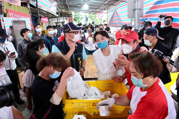 民眾黨台北市長參選人黃珊珊今到萬華雙福宮協助分送麻油雞。陳志淵攝