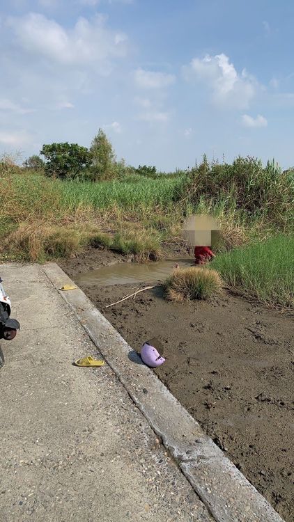 警方在河床發現阿嬤安全帽、拖鞋。警方提供