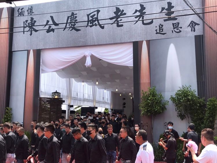 陳姓角頭父親的告別式黑影幢幢。民眾提供