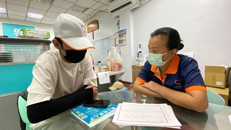 阿中(左)細說在柬埔寨的不堪遭遇。快樂天堂基金會提供