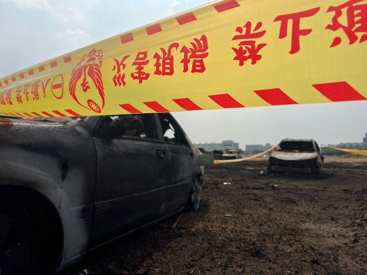火災現場拉起封鎖線，25輛車全遭大火燒毀。魏嘉良攝