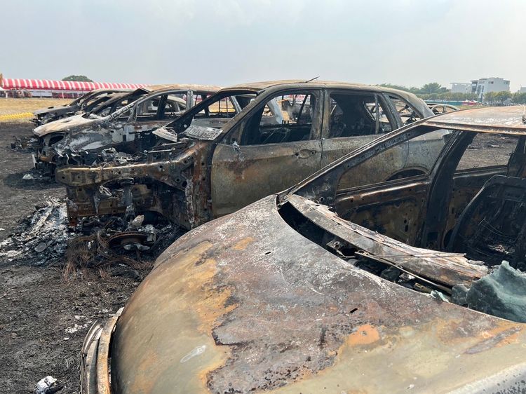 其中20輛車燒到面目全非只剩車架。魏嘉良攝