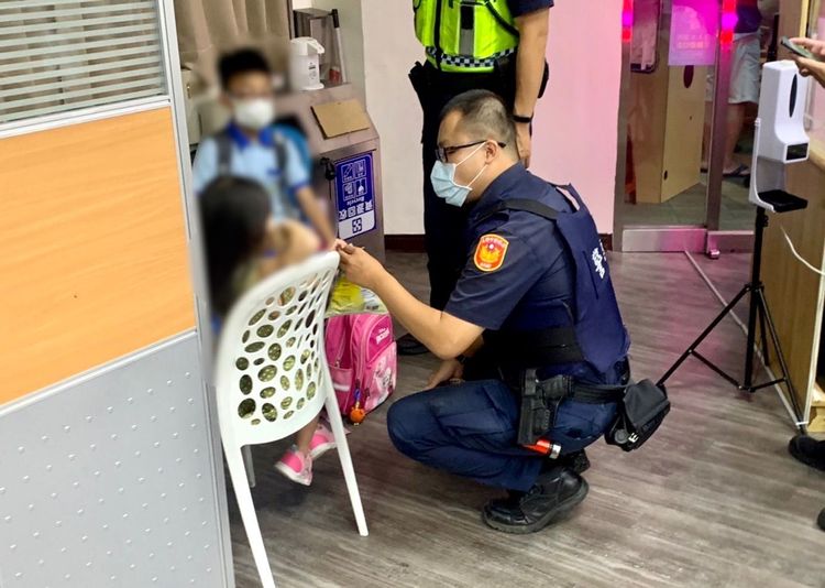 警方拿糖果哄騙小妹妹。警方提供