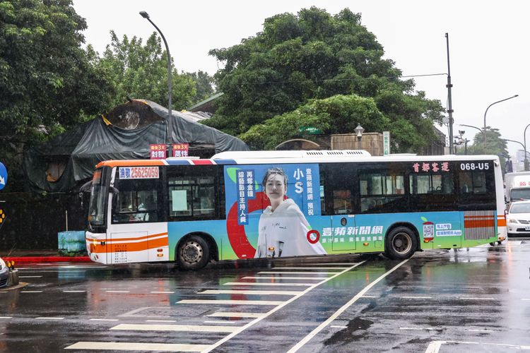 自己的金鐘公車祝賀廣告滿街跑，小S說想得獎。趙世平攝