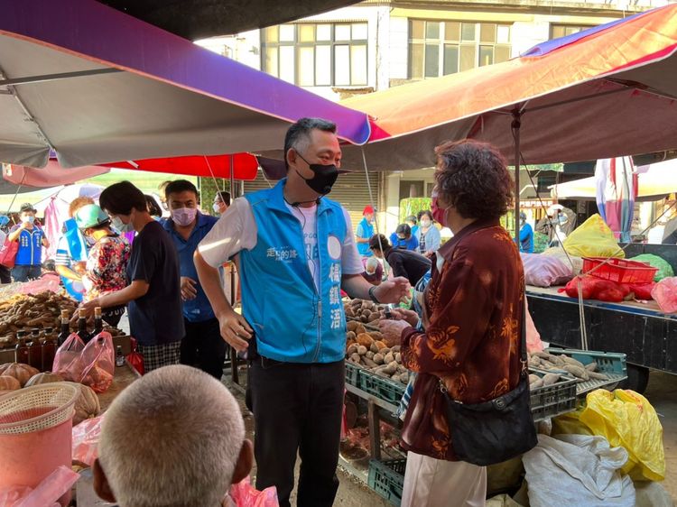 民眾高喊加油、凍蒜，並給楊鎮浯鼓勵。蔡宇凌攝