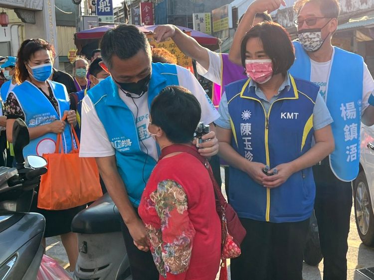 楊鎮浯陳玉珍合體掃街造勢，超高人氣民眾反應熱烈，「加油」、「凍蒜」聲不斷。蔡宇凌攝
