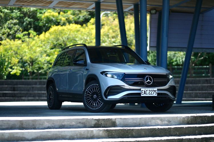 無論外觀內裝都標配AMG Line套件。陳志淵攝