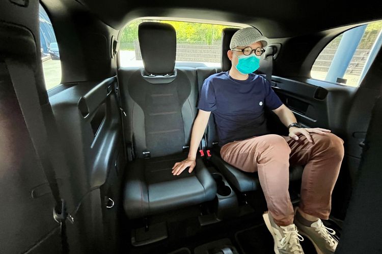 以成人來說，第三排進出比較困難、腳部也不好伸展。陳志淵攝