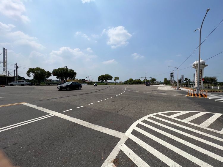 該路口路面畫滿實線、虛線和斜紋槽化線，讓民眾看得眼花撩亂。魏嘉良攝