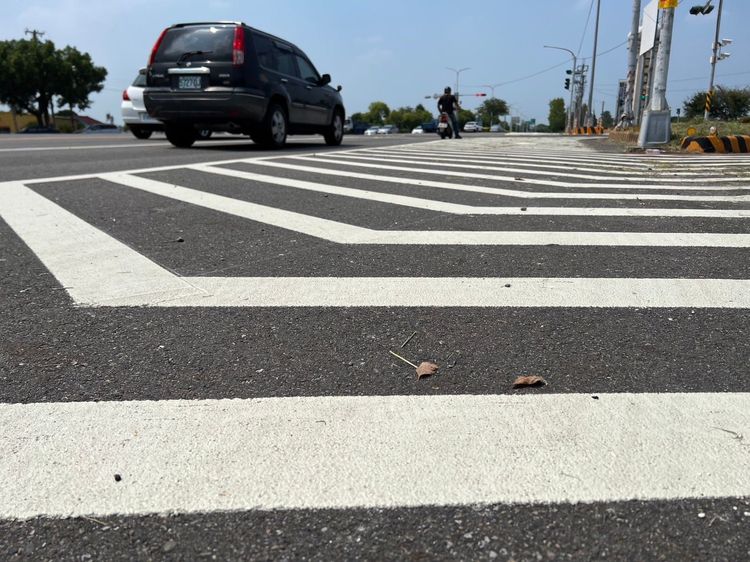 新劃設白色槽化區面積相當大，遇雨天恐釀騎士摔車。魏嘉良攝