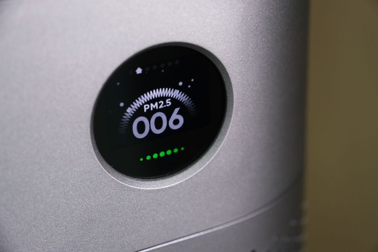 OLED面板提供監測空氣品質數據提示。陳志淵攝