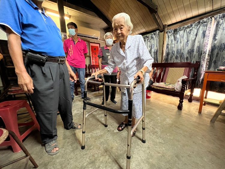 廖蔡阿嬤撐四角拐杖，可自主行走。魏嘉良攝