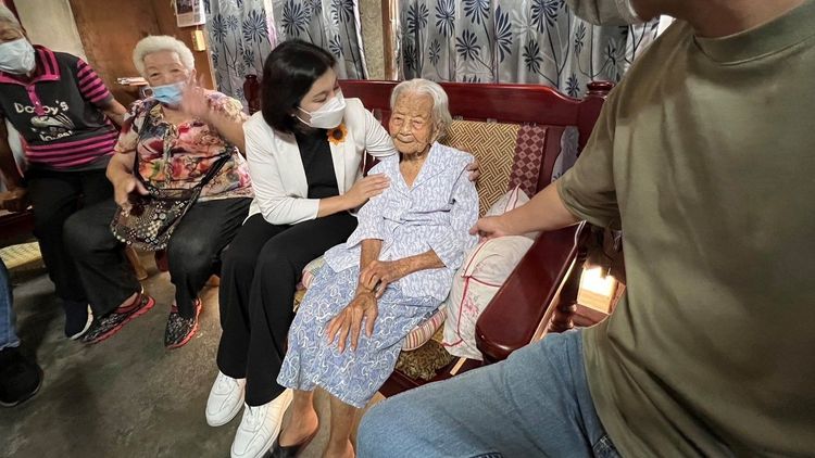 雲林縣長張麗善探視廖蔡阿嬤，致贈重陽禮金。魏嘉良攝