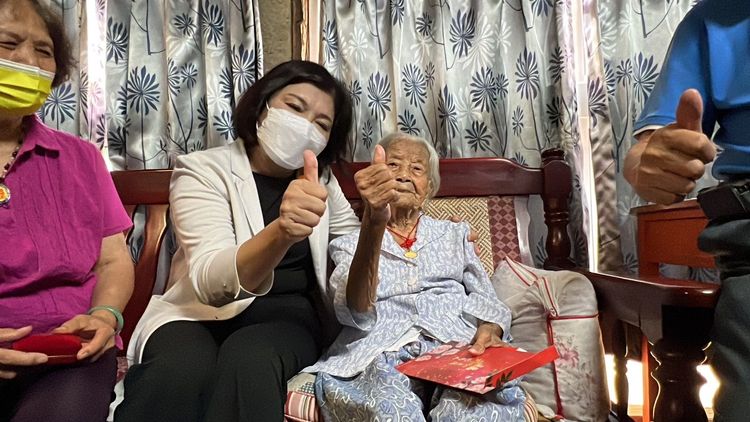廖蔡阿嬤舉大拇指，呼籲大家要注重身體健康。魏嘉良攝