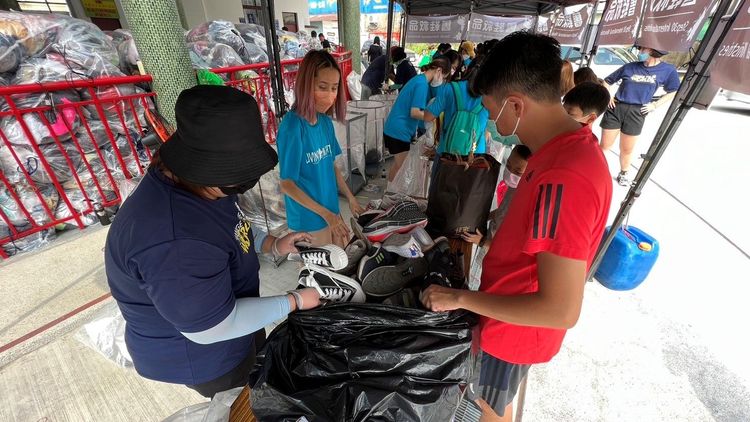 虎尾翁先生帶女兒捐鞋共襄盛舉。魏嘉良攝