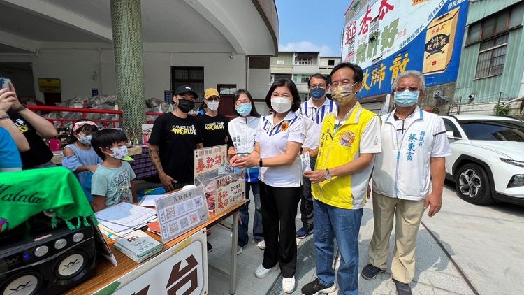 張麗善自掏腰包捐款千元。魏嘉良攝