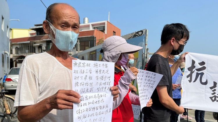 斗南福利新村居民抗議建商蓋社區毀鄰屋。魏嘉良攝