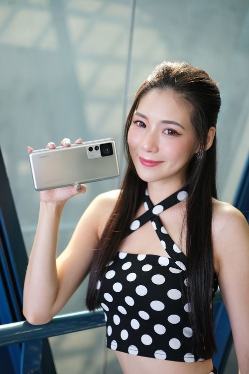  Xiaomi 12T系列均有黑、銀、藍三色。陳志淵攝