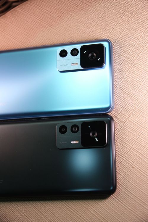 Xiaomi 12T系列後置相機為三鏡頭，12T Pro 主鏡頭達2億像素(上)。陳志淵攝