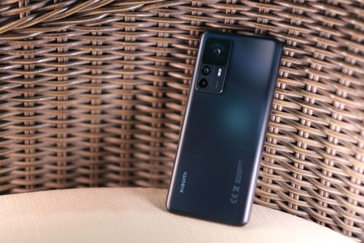 手機尺寸方面均為163.1mm x 75.9mm x 8.6mm。資料照