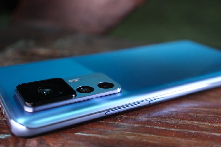 電源與音量按鍵均在同一側。陳志淵攝