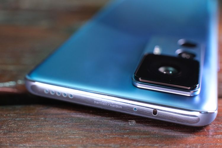 頂部（如圖）與底部各有一個喇叭。陳志淵攝