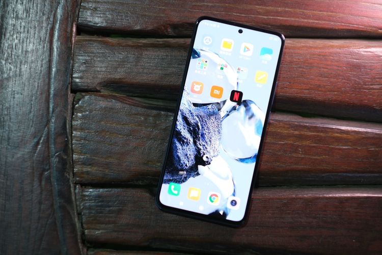 配備6.67 吋 CrystalRes AMOLED螢幕。資料照